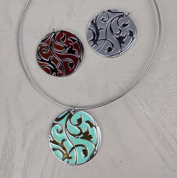 Choker Necklace with 3 Pendants - Picture 2 of 2